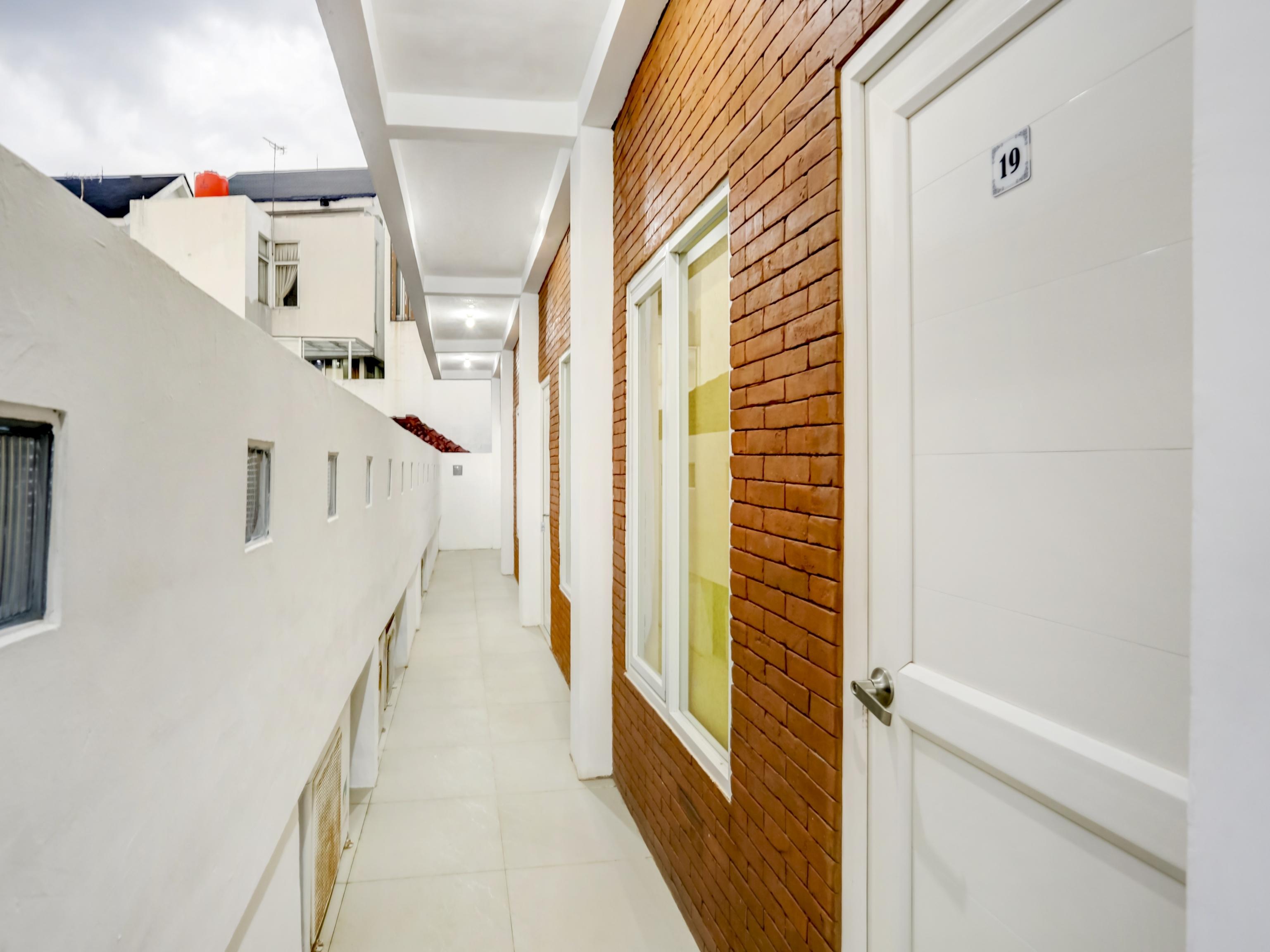 Oyo 90066 Tobana Pejaten House Джакарта Екстер'єр фото